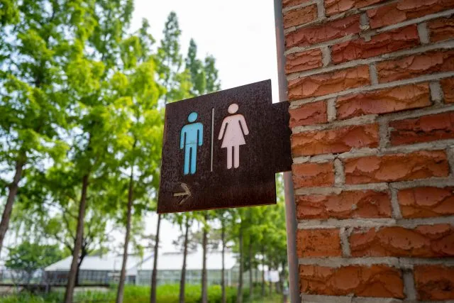 Kabiny sanitarne w szkole - jakie wymogi muszą spełniać?