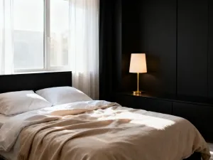 Stylowo udekorowany drewniany regał z wazonami, roślinami i książkami w przytulnym salonie.