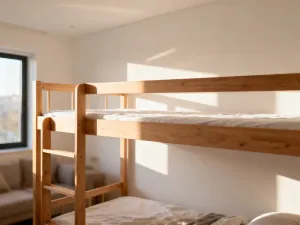 Jasnoszara kanapa w stylu skandynawskim na drewnianych nóżkach w przytulnym, minimalistycznym salonie.